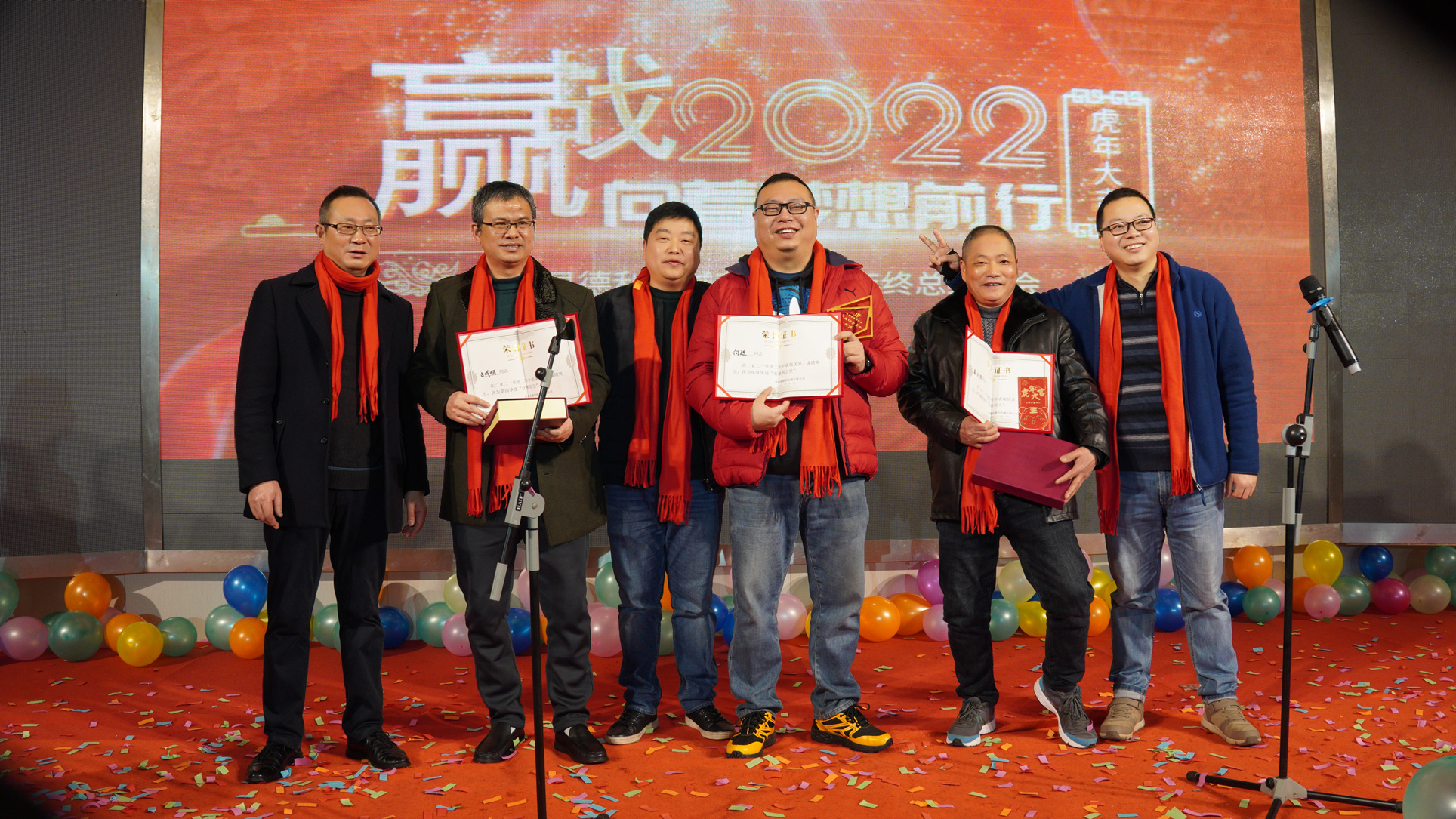 領(lǐng)導(dǎo)和優(yōu)秀員工合影留念